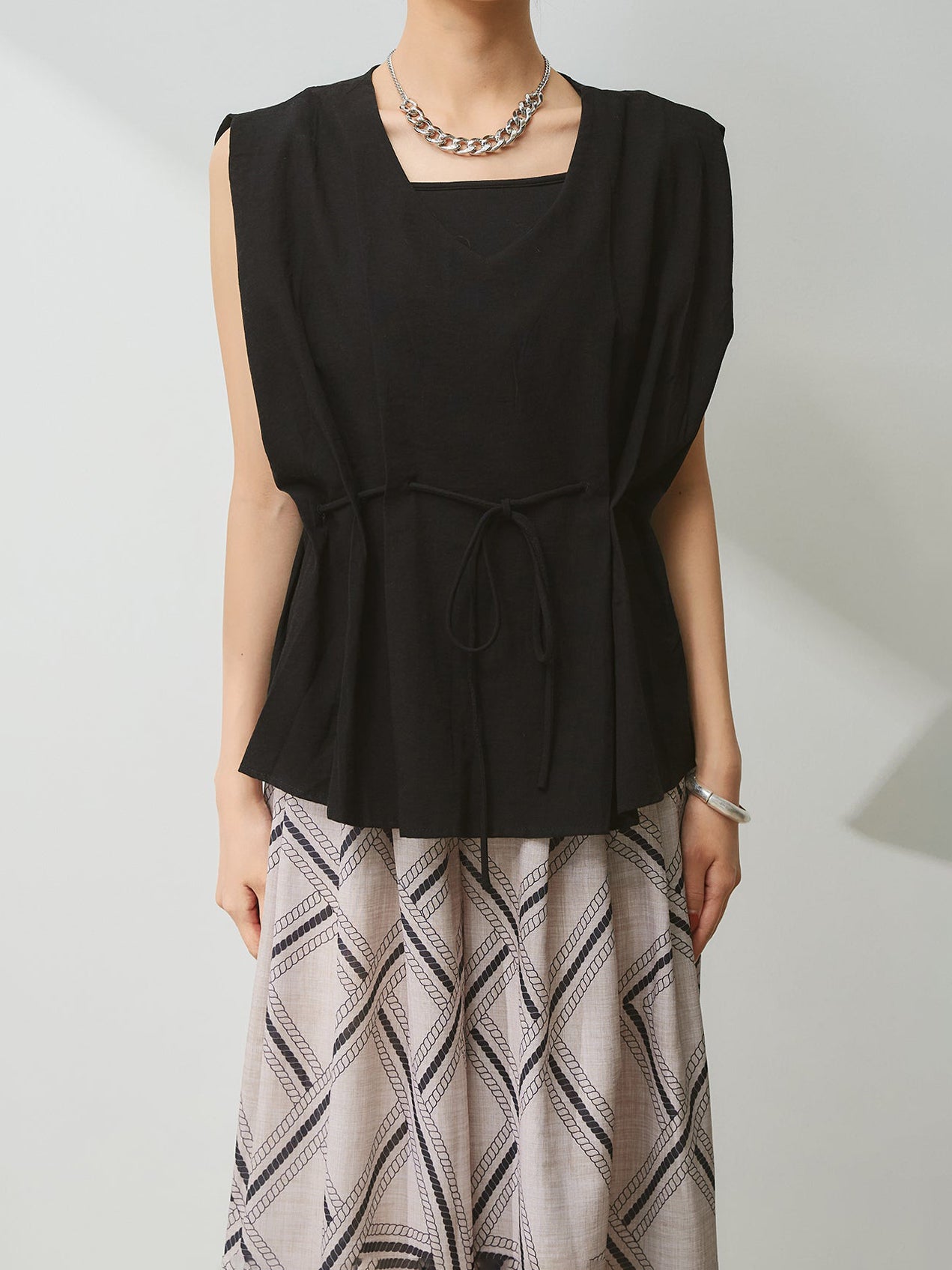 Waist ribbon sleeveless blouse (2 colors)